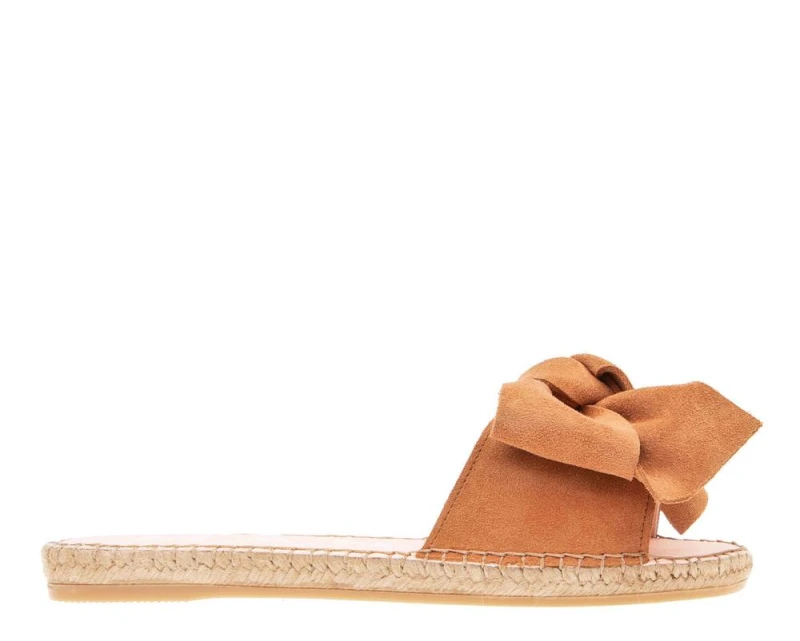 Klapki Manebi Flat Sandals with Bow. Kolor: cuero. Sklep Shuluv Melissa & More - zdjęcie 1