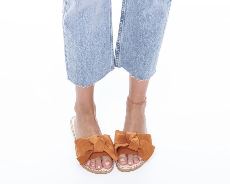 Klapki Manebi Flat Sandals with Bow. Kolor: cuero. Sklep Shuluv Melissa & More - zdjęcie 3