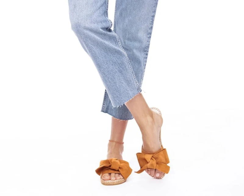 Klapki Manebi Flat Sandals with Bow. Kolor: cuero. Sklep Shuluv Melissa & More - zdjęcie 4