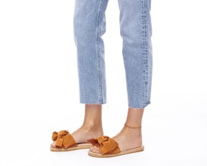 Klapki Manebi Flat Sandals with Bow. Kolor: cuero. Sklep Shuluv Melissa & More - zdjęcie 5