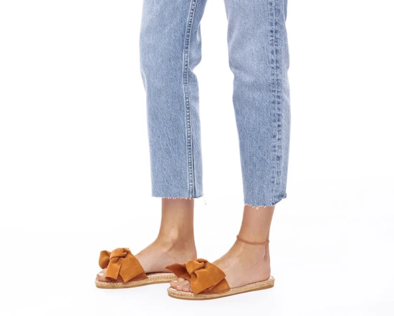 Klapki Manebi Flat Sandals with Bow. Kolor: cuero. Sklep Shuluv Melissa & More - zdjęcie 5